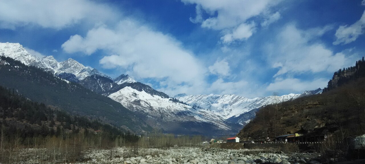 Snow-covered Rohtang Pass with mountain peaks